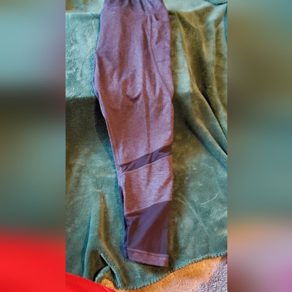 Avia calf length workout pants, nice shape, no frays at back/ inner seam.